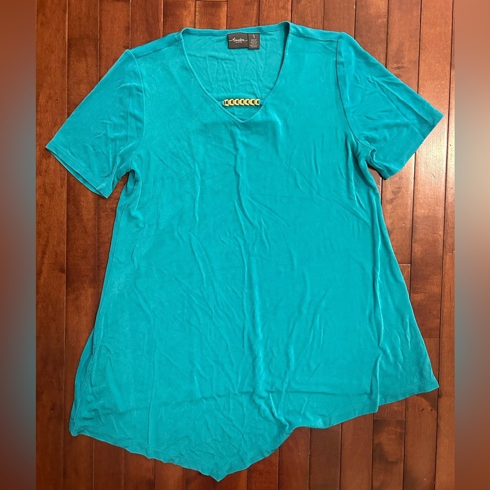 Travelers by Chico's Turquoise Short Sleeve Asymmetrical Top Gold Chain Size 1
